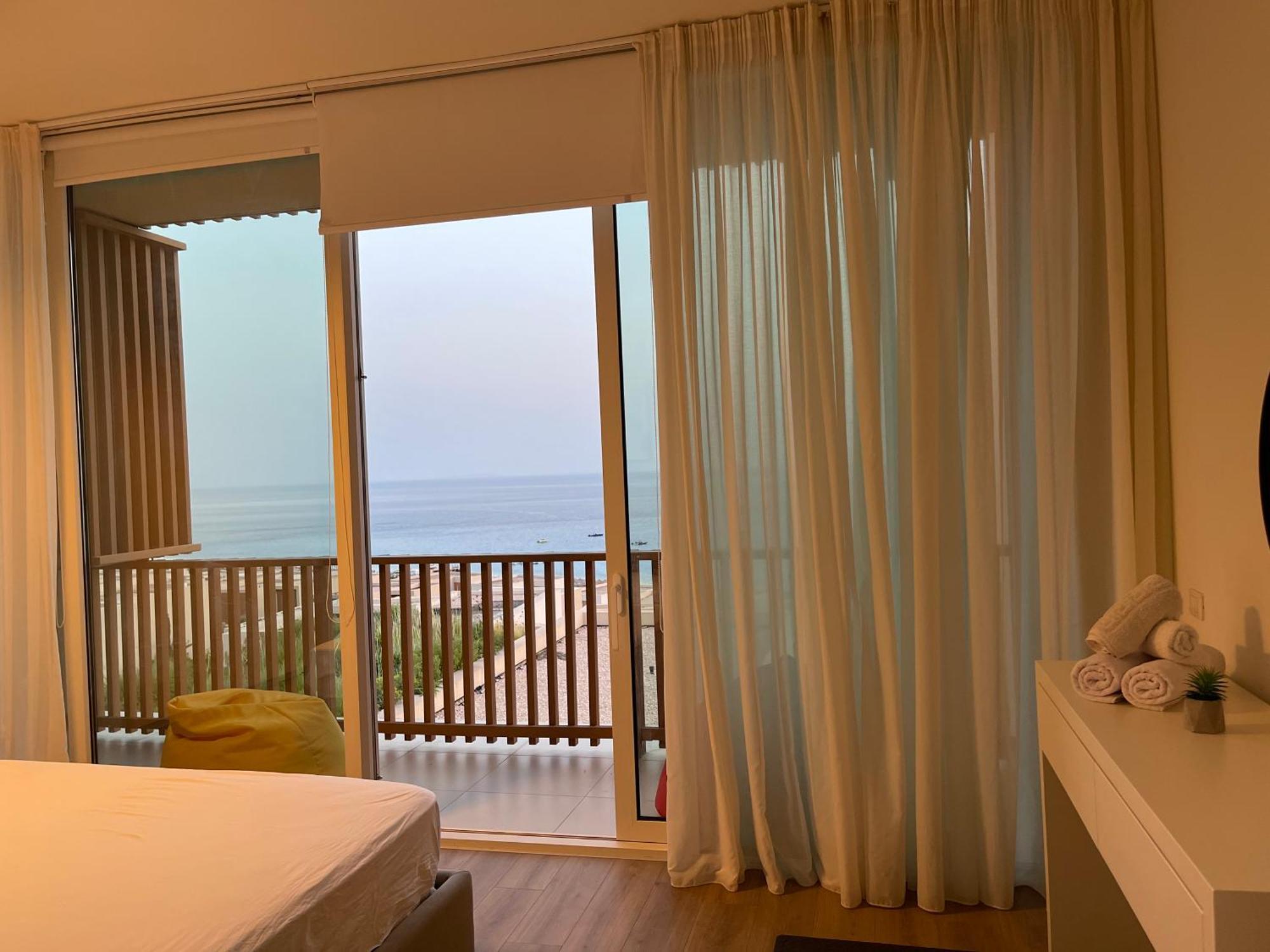 Palase 95, Coast Village Willa